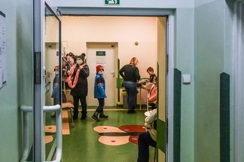 Bydgoszcz: Coraz więcej osób w szpitalach zakłada maseczki