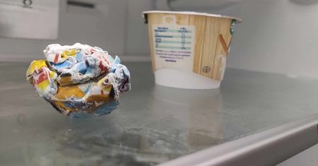 Zgnieć gazetę i włóż do lodówki. Już nigdy nie zrobisz inaczej