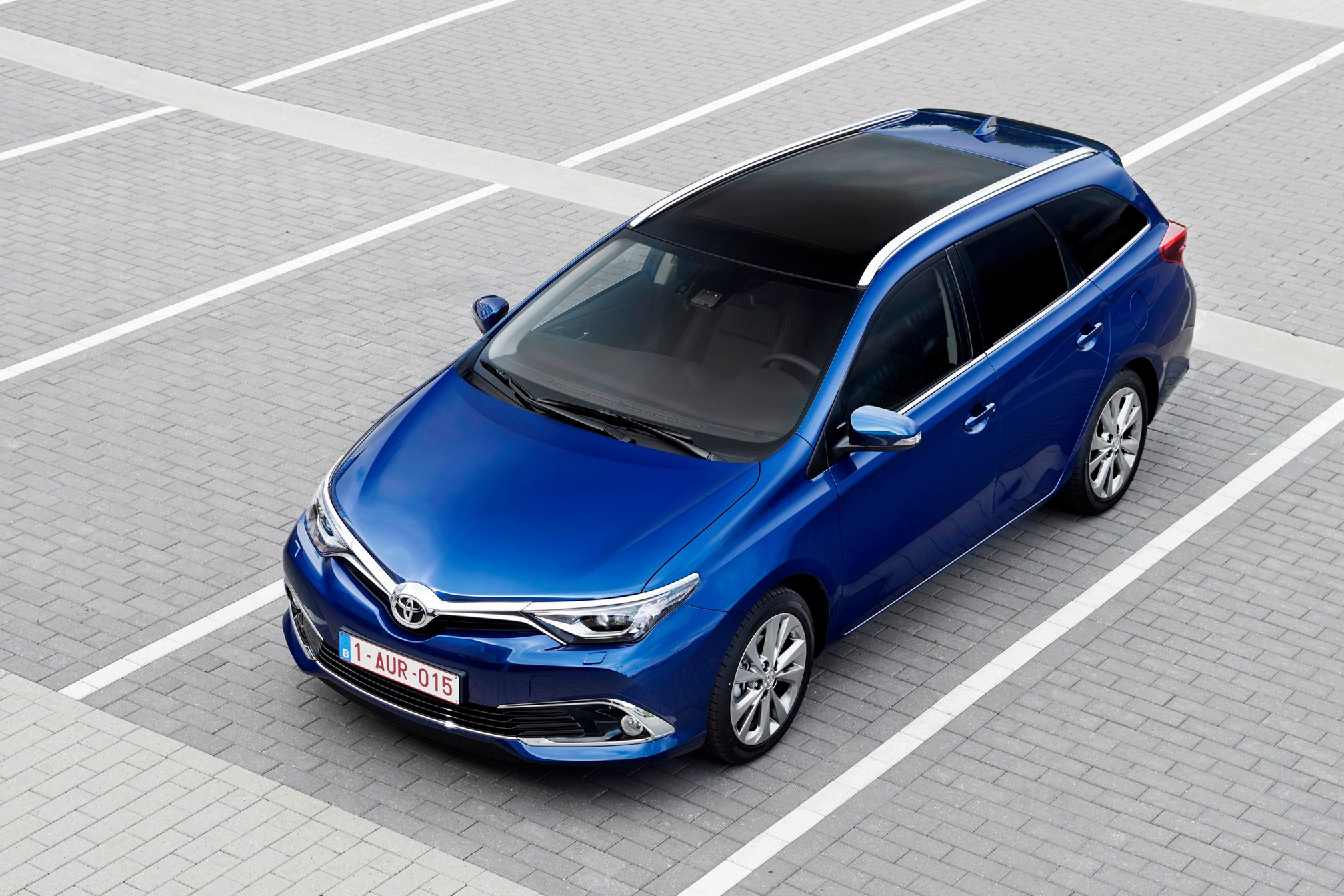 Toyota Auris z napędem hybrydowym i nadwoziem kombi to bardzo dobre rozwiązanie dla oszczędnych osób, które szukają niezawodności.