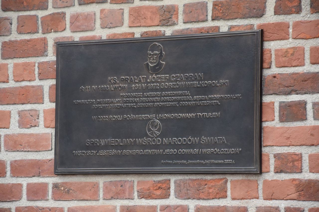Proboszcz, który ratował Żydów uhonorowany. Tablica na katedrze