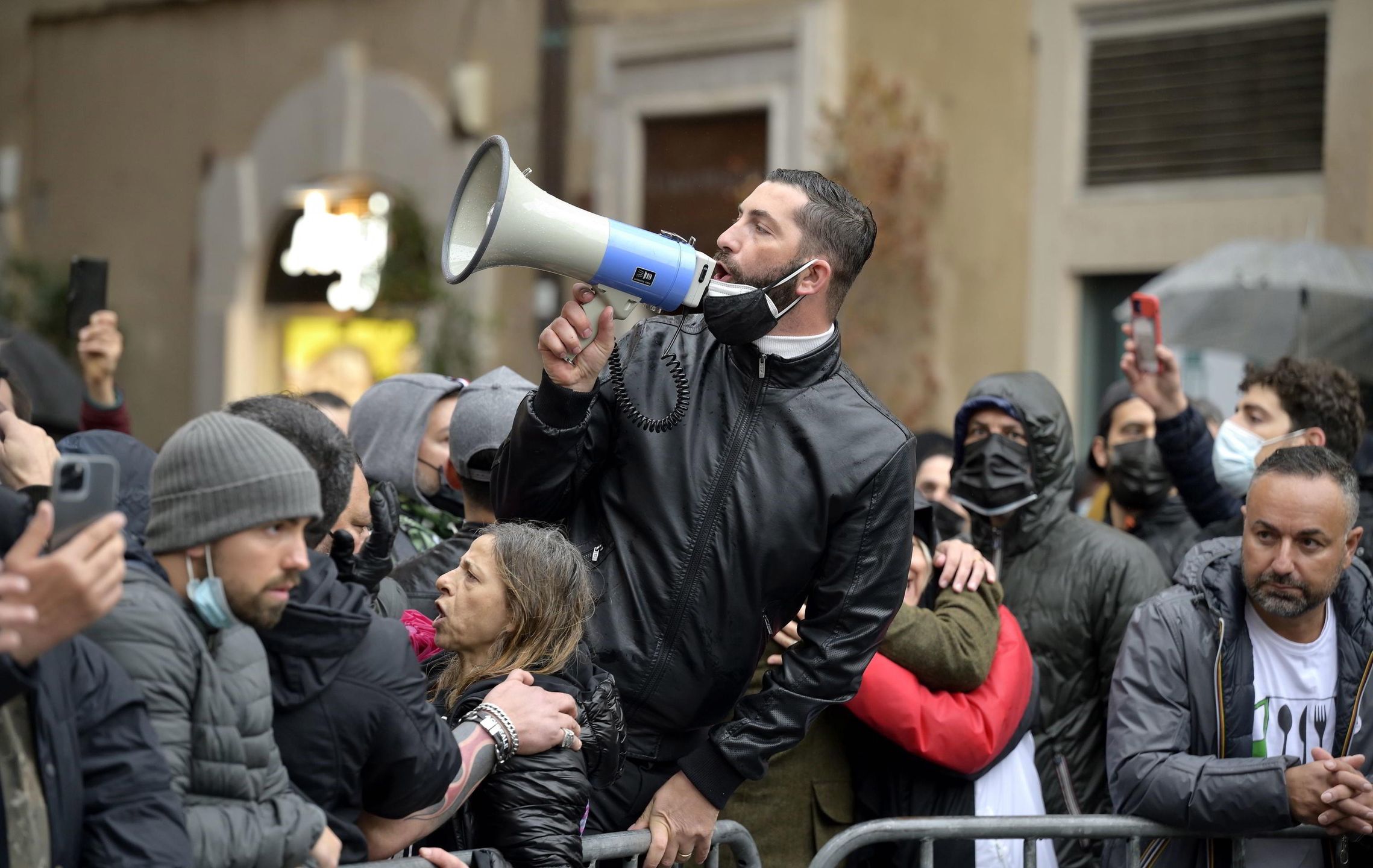 Protest na ulicach Rzymu. Domagali się zniesienia restrykcji