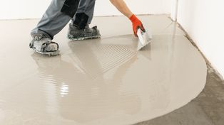 Czym zastąpić drogie płytki? Ta opcja podbija wnętrza