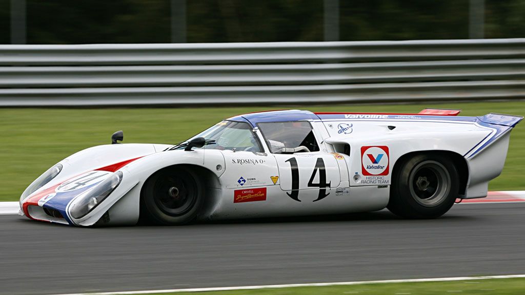 Najsłynniejsza Lola - model T70 Mk3 Chevrolet z 1969 roku, fot. ultimatecarpage.com