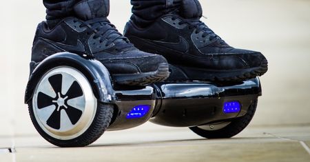 Jechał na deskorolce, teraz walczy o życie w szpitalu. Policja bada przyczyny wypadku