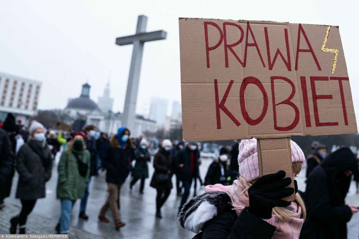 Sondaż. Coraz więcej Polaków opowiada się za prawem do aborcji 