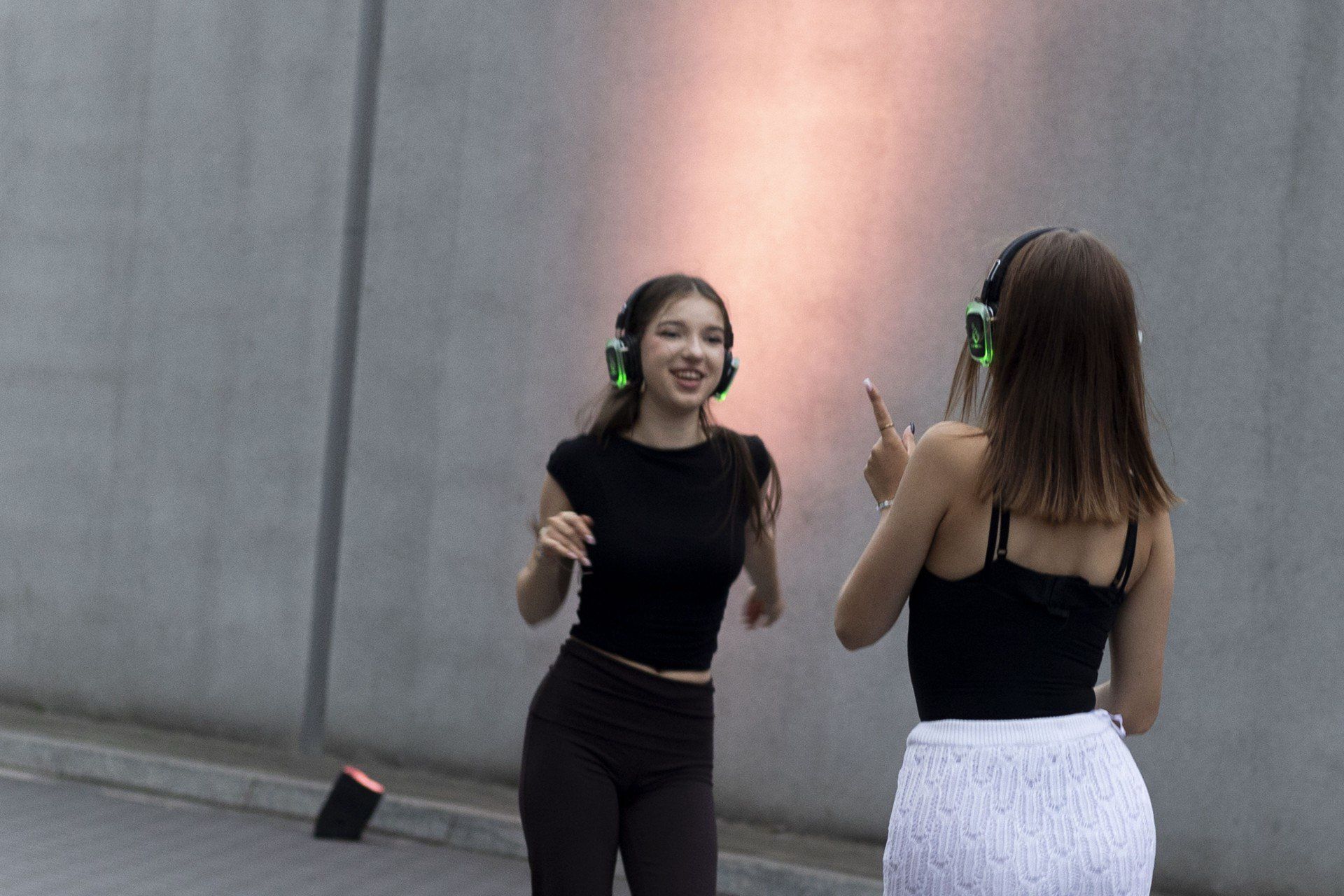 Przy Tauron Arenie w Krakowie zorganizowano Silent Disco, czyli dyskotekę w ciszy.