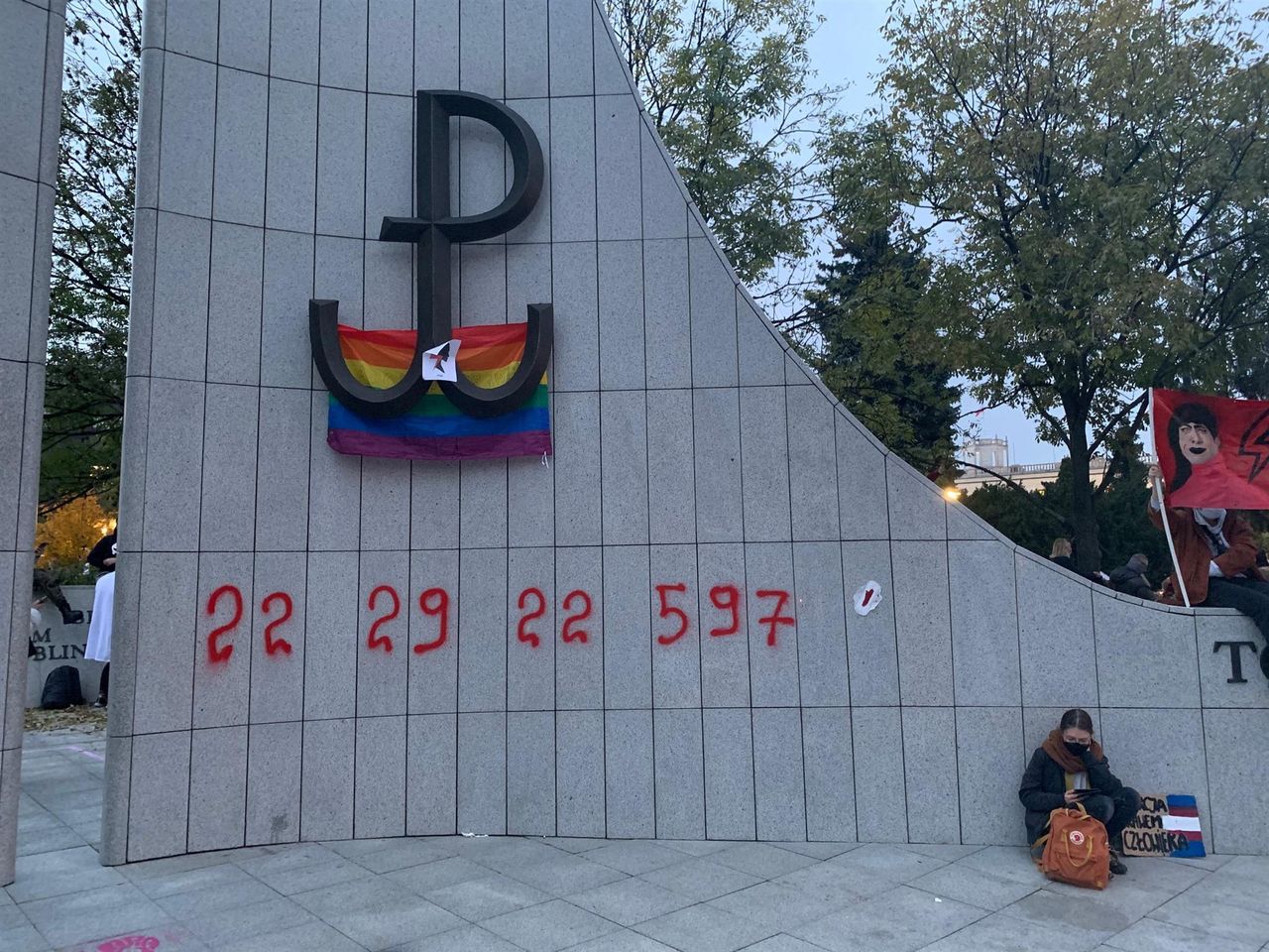 Strajk kobiet.  Pomnik Armii Krajowej i Polskiego Państwa Podziemnego został pomalowany sprayem
