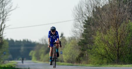 Duża kraksa podczas młodzieżowego wyścigu kolarskiego. 19 zawodniczek rannych, sześć trafiło do szpitala