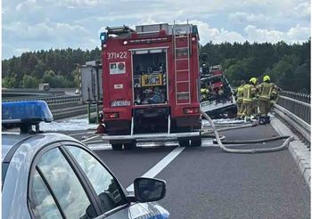 Pożar samochodu elektrycznego na trasie S3. Cały pojazd w ogniu