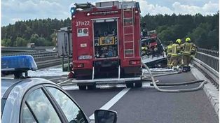 Pożar samochodu elektrycznego na trasie S3. Cały pojazd w ogniu