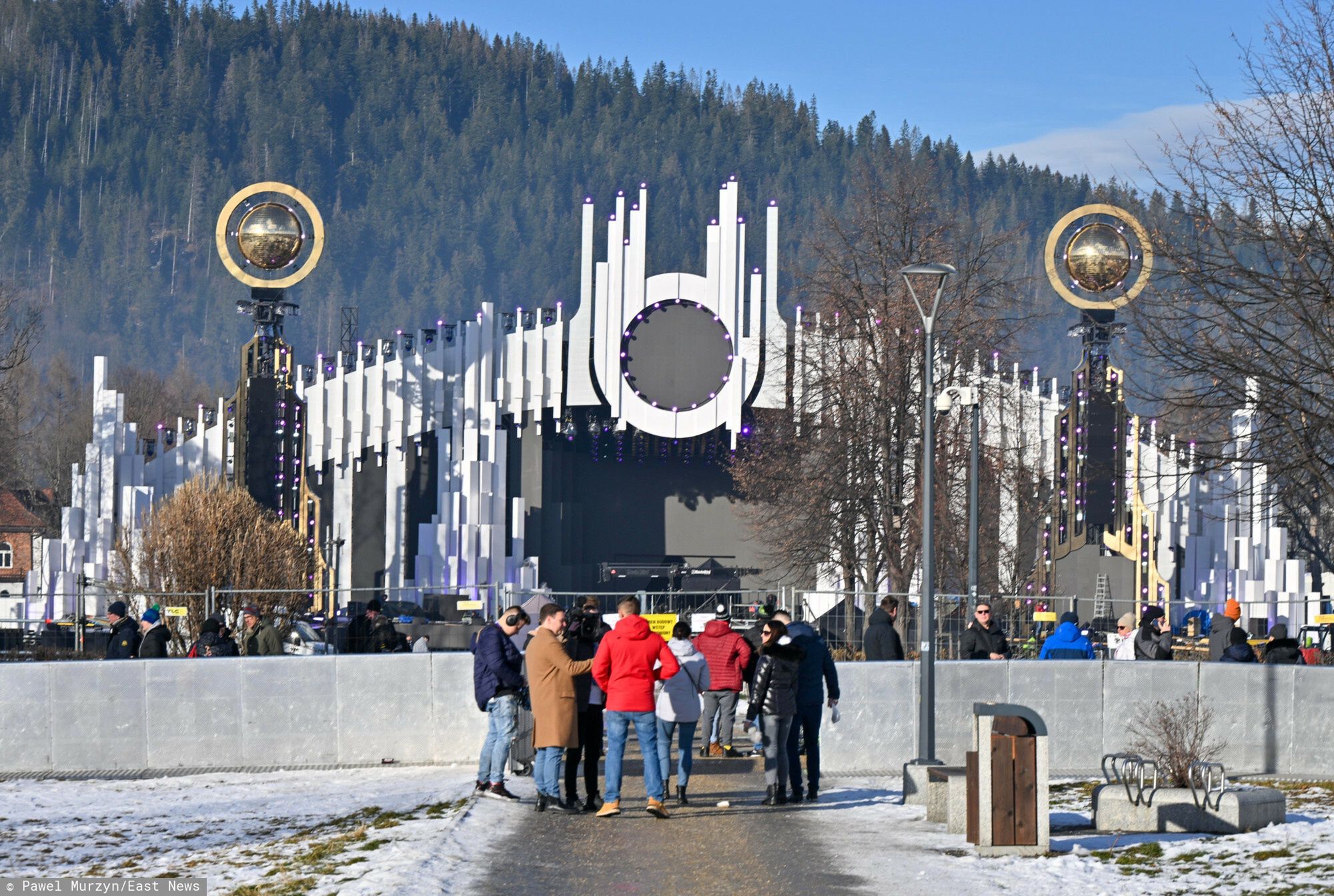 Budowa sceny przed "Sylwestrem Marzeń 2022/2023" na Równi Krupowej w Zakopanem