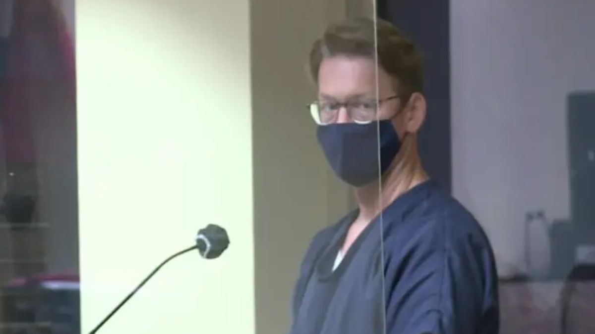Daniel Norment miał zmusić ucznia do współżycia. Do napaści na tle seksualnym doszło w szafie 