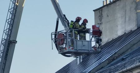Poranny pożar w kamienicy w centrum Lublina. Na miejscu interweniowało siedem zastępów straży pożarnej [ZDJĘCIA]