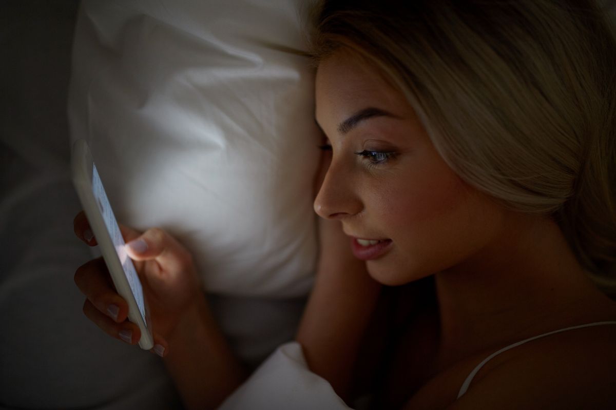 Is using a smartphone before bed harmful?