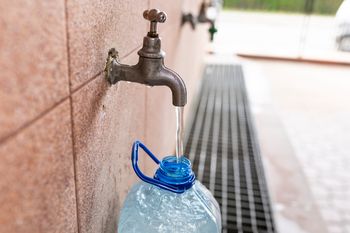 Mama nalewała ją do szklanych butli. Bez kaucji, a zdrowsza niż kranowa