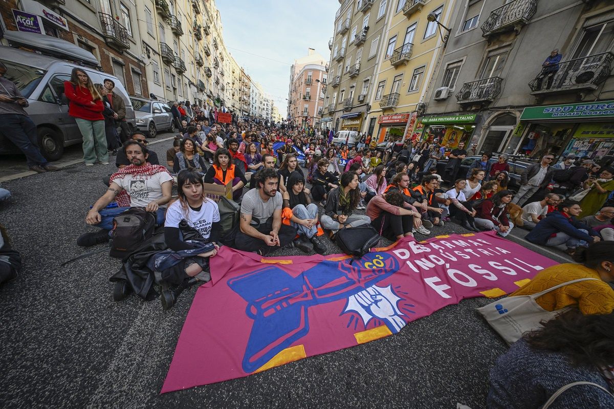 Climate protest in Lisbon: Activists turn off holiday lights