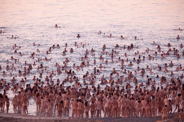 1200 nagich ludzi nad Morzem Martwym, czyli Spencer Tunick znowu w akcji