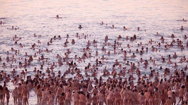 1200 nagich ludzi nad Morzem Martwym, czyli Spencer Tunick znowu w akcji 1