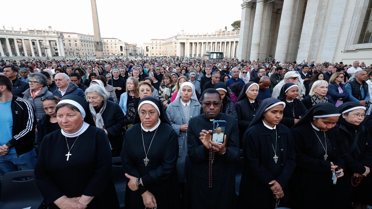 Faithful attend a Rosary prayer in St. Peter's Square following the death of Pope Francis, in Vatican City, 22 April 2025. Pope Francis died on 21 April 2025 at the age of 88, according to the Holy See. EPA/GIUSEPPE LAMI Dostawca: PAP/EPA.
