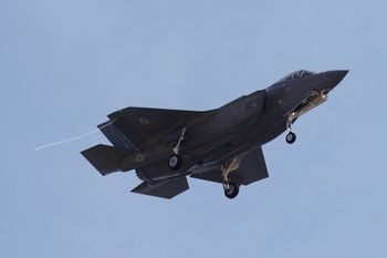 Ledwo uniknął pocisku. Amerykański F-35 podjął działania obronne