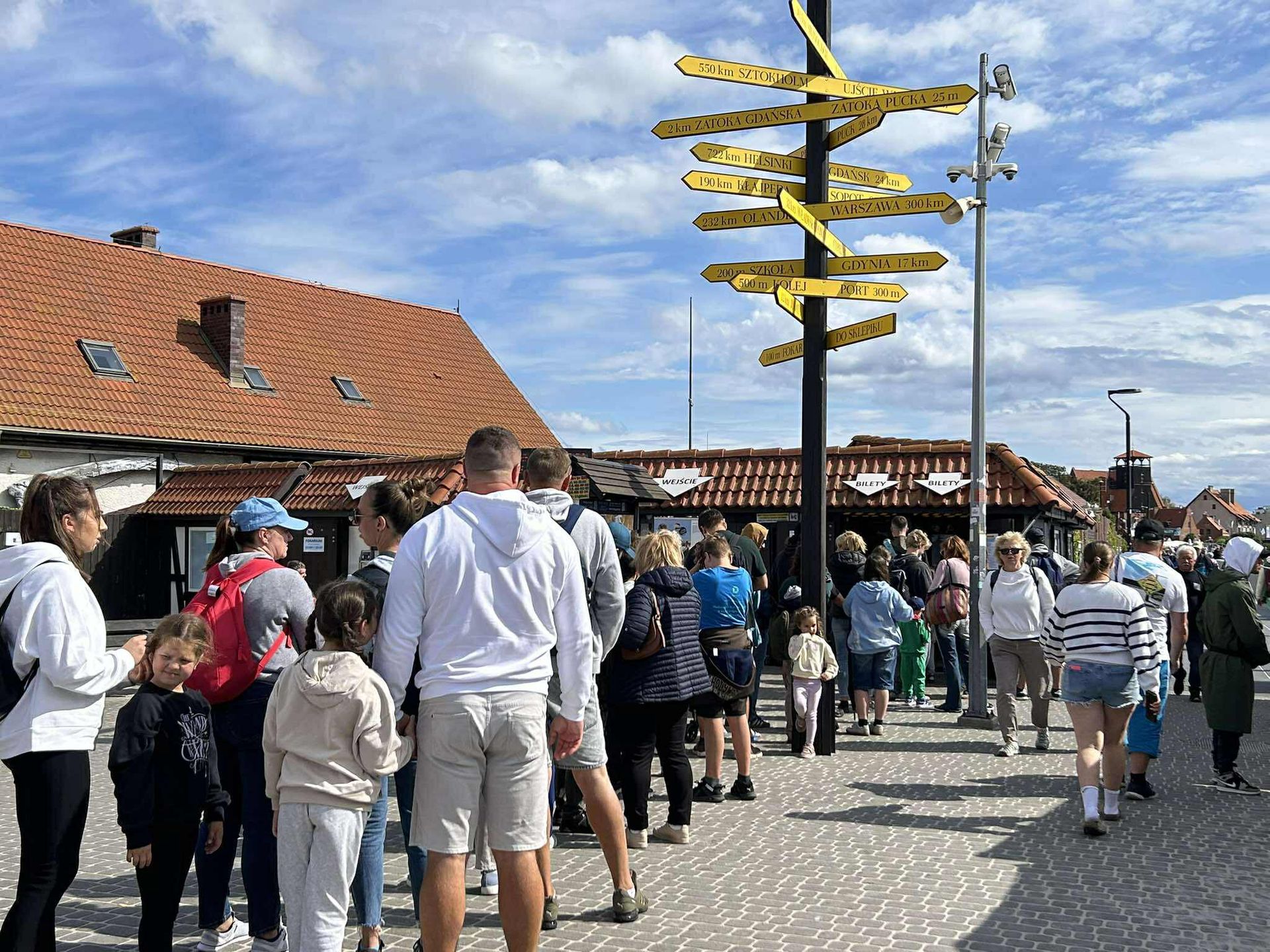 Długa kolejka ustawia się po bilety 