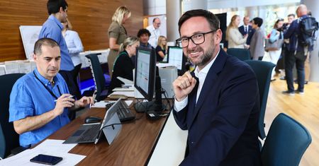 Obajtek dorabia na Węgrzech, w Polsce zgarnął gigantyczną sumę. Asystuje mu żona Ziobry