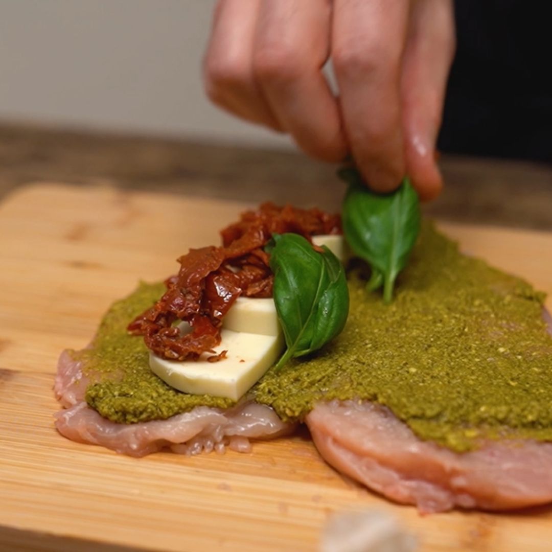 Następnie faszeruję każdą pierś pysznymi dodatkami