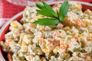 Dodaję do sałatki jarzynowej i robię podwójną porcję. Goście przychodzą z pojemnikami, żeby zabrać na wynos