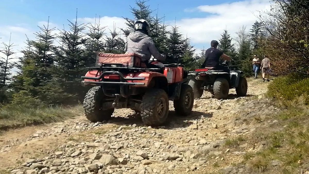 Tym quadowcom pieszy szlak w Beskidzie Sądeckim wydał się doskonałym miejscem do jazdy