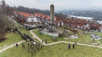 Bieżanów: Armatnie salwy na Wzgórzu Kaim na granicy Krakowa i Wieliczki. Upamiętniono rocznicę zatrzymania rosyjskiego "walca parowego"