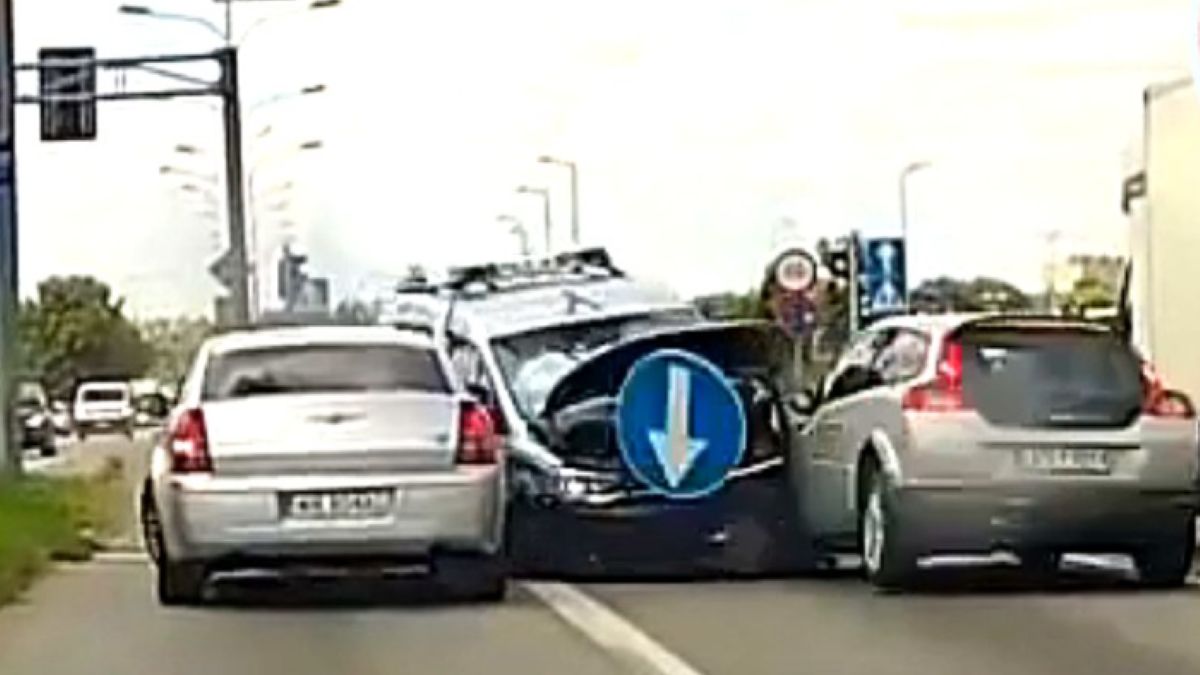 Zderzenie radiowozu z trzema samochodami w Radomiu. 