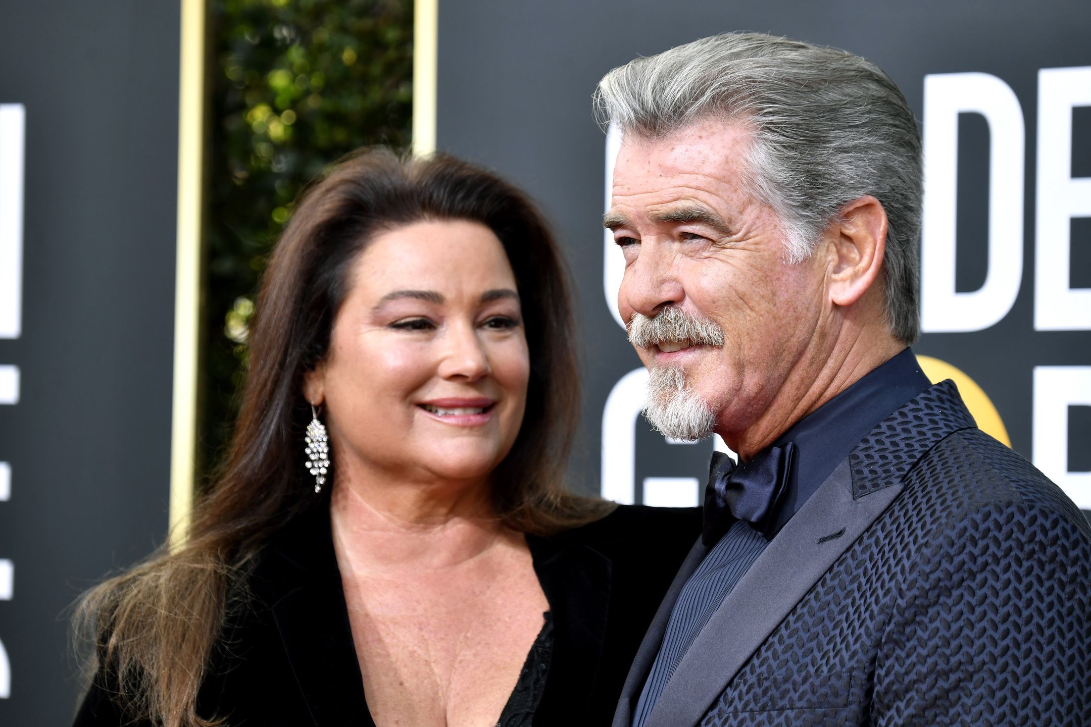 Pierce Brosnan z żoną na rozdaniu Złotych Globów w 2020 r.