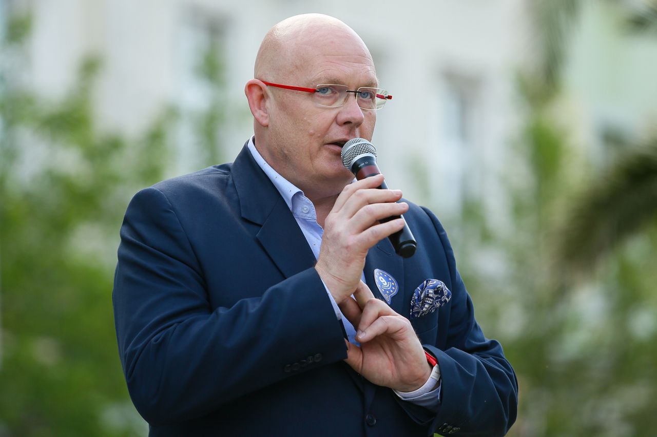 "Musiałbym siedzieć na czterech literach". Polityk o "kilometrówkach"