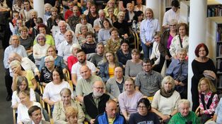 Kielce: Artur Andrus na Świętokrzyskim Festiwalu Literackim przyciągnął tłumy. Spotkanie pełne humoru i trafnych spostrzeżeń.