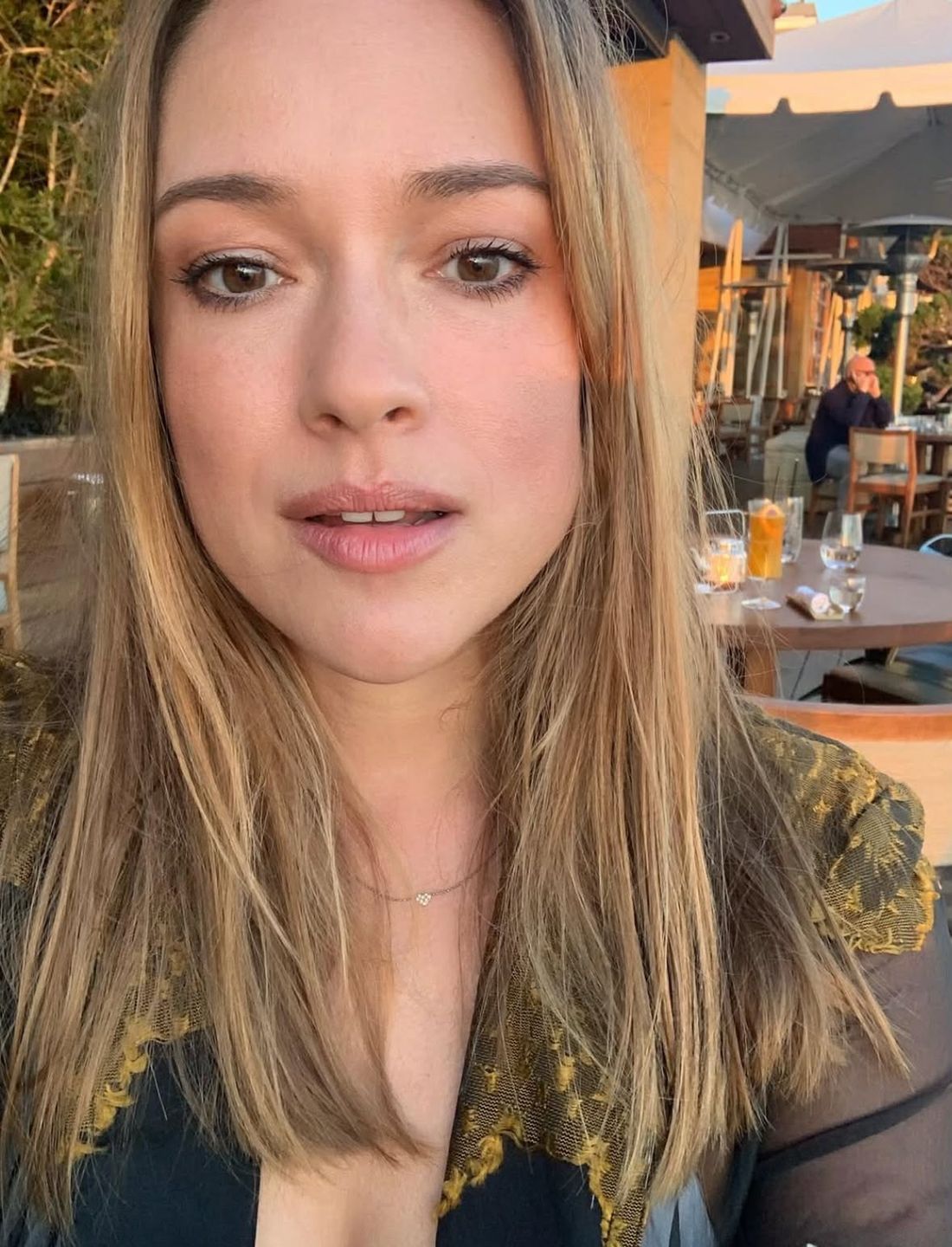 Alicja Bachleda-Curuś włóczy się uliczkami Krakowa w synem