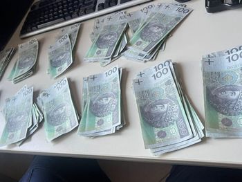 Warszawa: Oszust z fałszywymi banknotami wpadł na stacji paliw