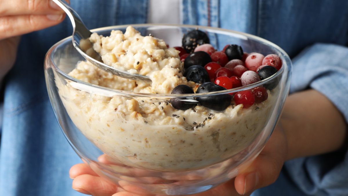 Zimą wiele osób wybiera ciepłą owsiankę