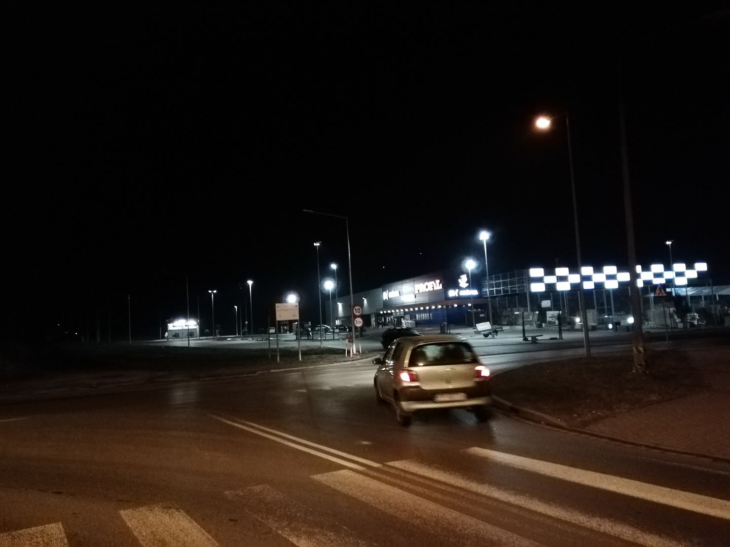 Honor 9 Lite - pierwsze wrażenia. Kosztuje mniej niż 1000 zł, a pod wieloma względami ociera się o górną półkę 21