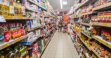 Chcą karać duże sklepy. "500 złotych za tonę"