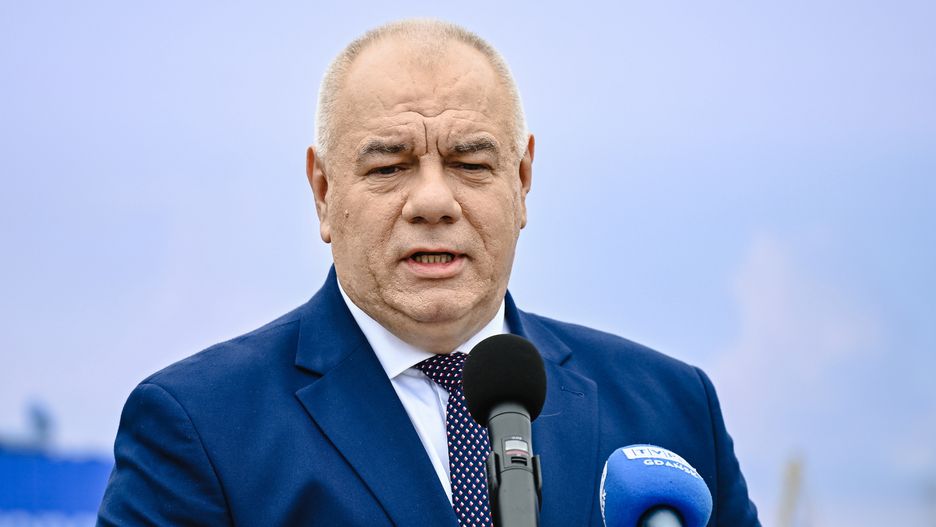 Gdynia, 17.06.2023. Wicepremier, minister aktywów państwowych Jacek Sasin podczas uroczystości wmurowania kamienia węgielnego pod inwestycje PGZ Stoczni Wojennej, 17 bm. na terenie PGZ Stoczni Wojennej w Gdyni. Inwestycje te związane są z realizacją Programu Miecznik - budowy trzech fregat dla Marynarki Wojennej RP. (ad) PAP/Marcin Gadomski