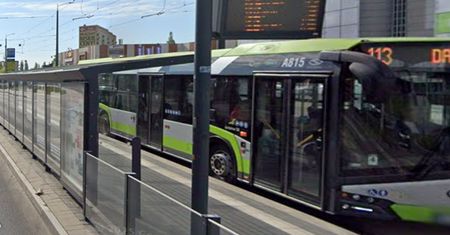 Mieli znieważyć starszą kobietę w autobusie. Jej syn wziął sprawy w swoje ręce