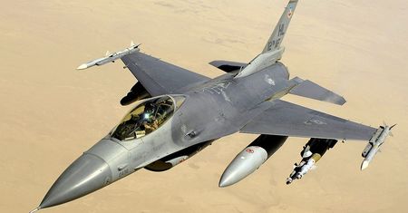 Pilot F-16 pokonany przez SI. Rząd USA zapowiada przełom