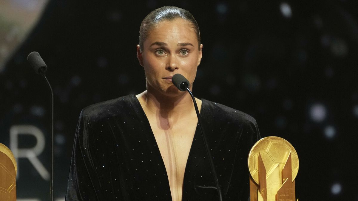 Ewa Pajor ze statuetką na gali Złotej Piłki