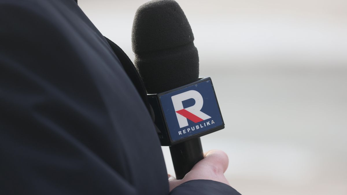 reporter TV Republika
Leszek Szyma�ski
budynek, dziennikarz, kosstka, mikrofon, mikrofonowa, nak�adka, prokuratura, prokuratura krajowa, reporter, siedziba, Telewizja Republika