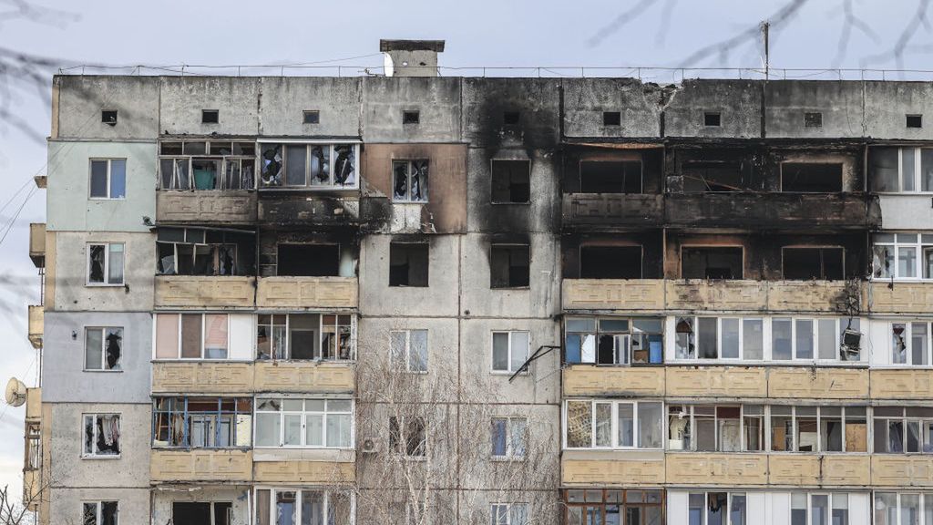 Wyciekła rozmowa rosyjskich żołnierzy. Zajęli dom cywilów. "Wyrzuciliśmy ich". Zdjęcie poglądowe, pokazuje zniszczenia w mieście Bucza