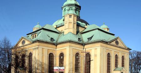 Przykry widok przed kościołem. Znaleźli dwie nastolatki