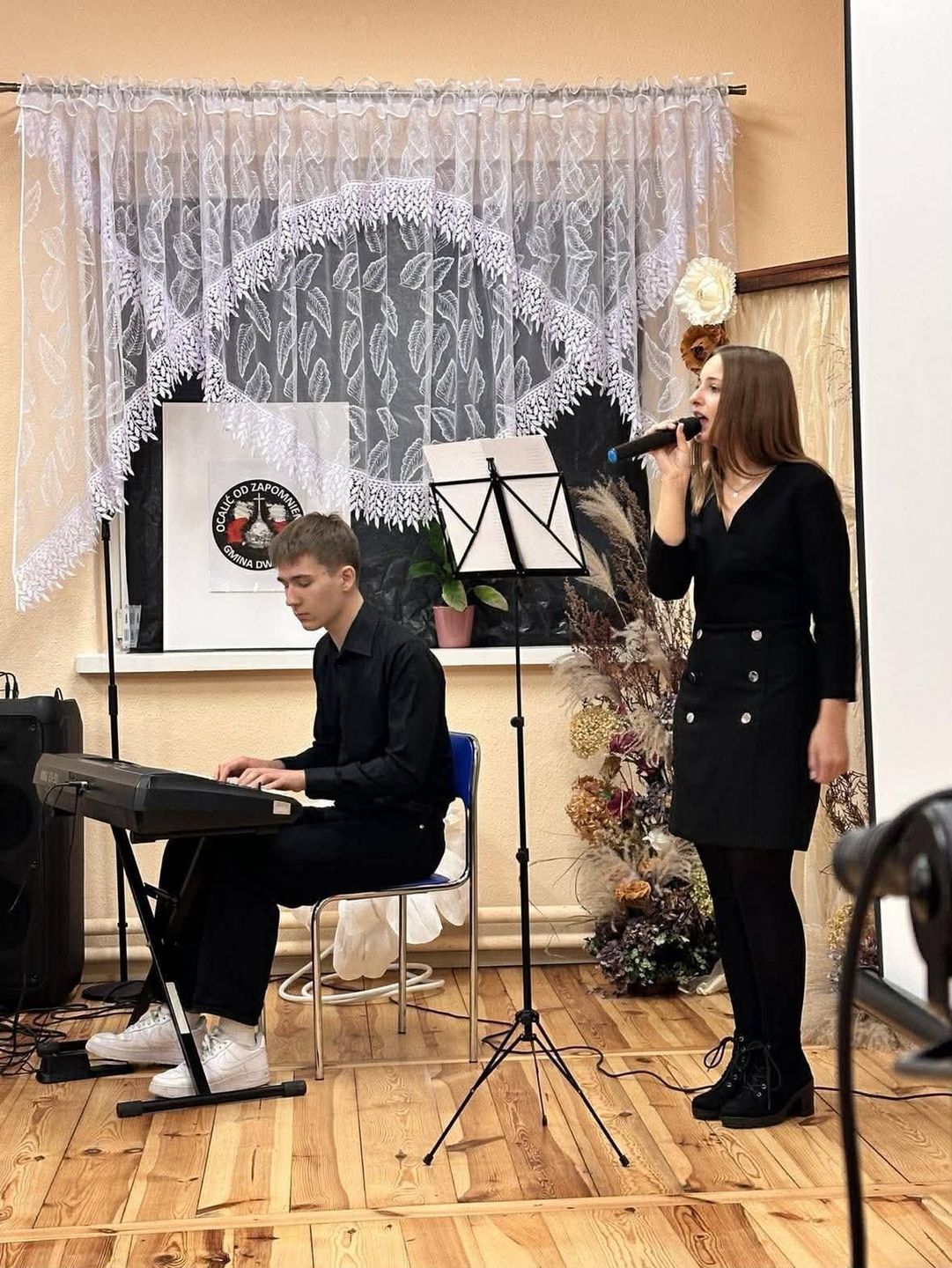 Po prelekcji rozpoczęła się część artystyczna. Dzieci i młodzież z terenu gminy Dwikozy zaprezentowały piękny patriotyczny występ artystyczny