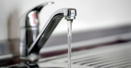 Słupsk: Woda z kranu bezpieczna i bogata w minerały. Wyniki badań za I półrocze 2025 roku