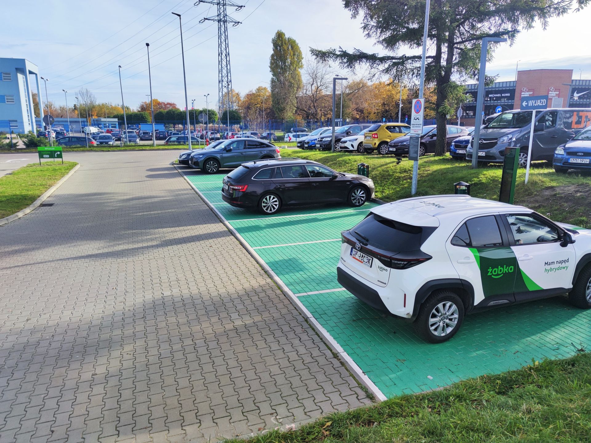 Parking dla klientów stacjonarnych Żabki Drive