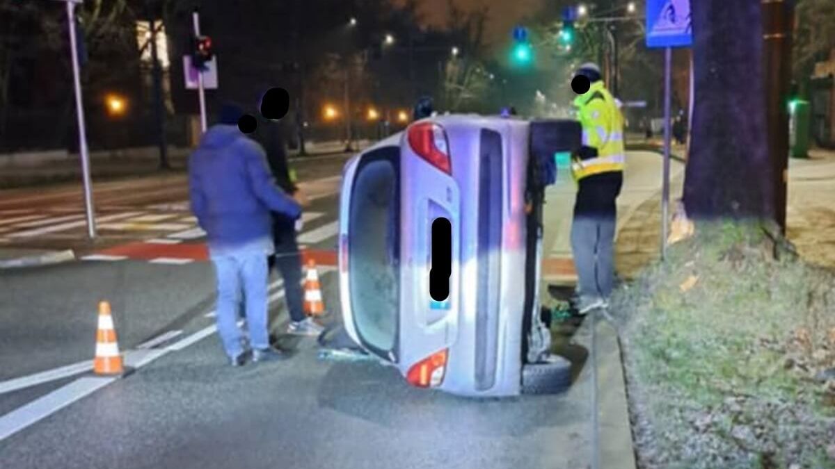 Peugeot przewrócił się na bok na al. Racławickich